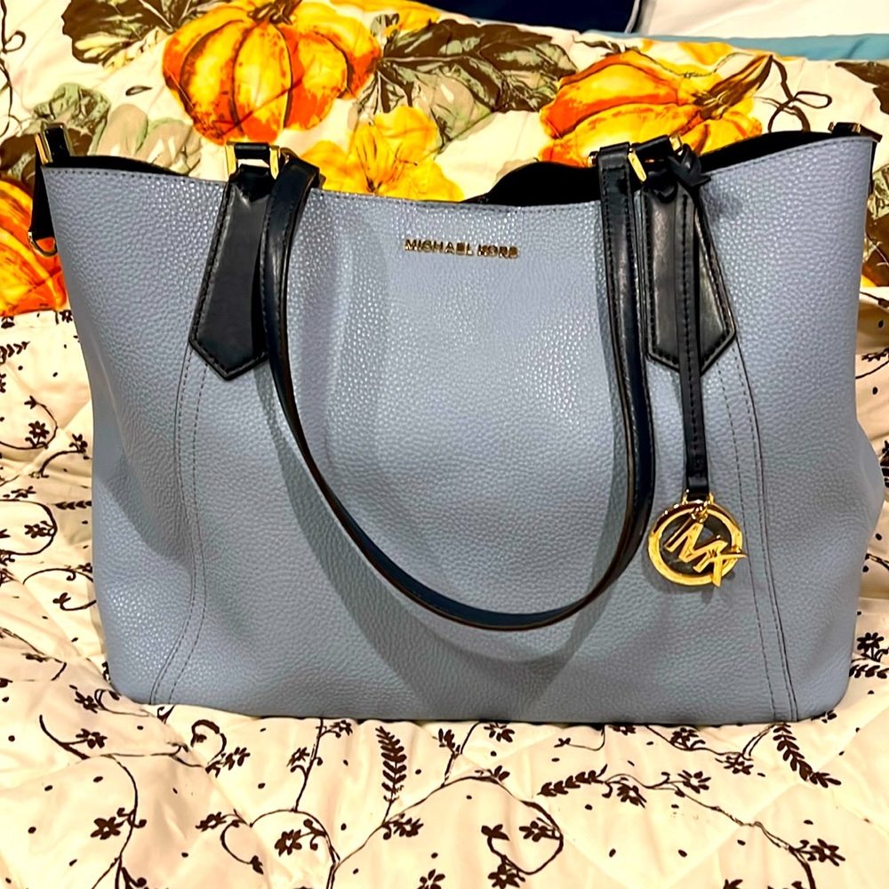 Powder and navy blue, Michael Kors tote